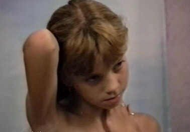 Naturistin: Julia Akt Dessous - Nudism helps overcome insecurities