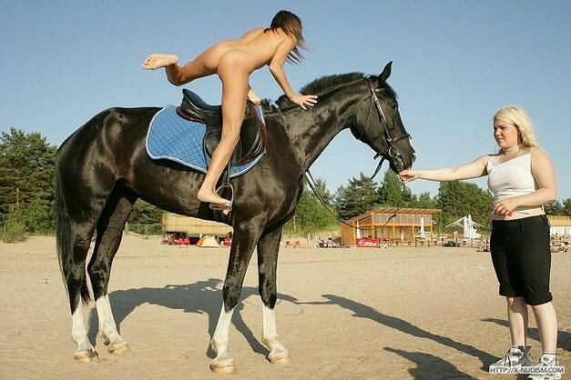 Ride on horseback - Living freely and naturally is the dream of naturism and nudism advocates