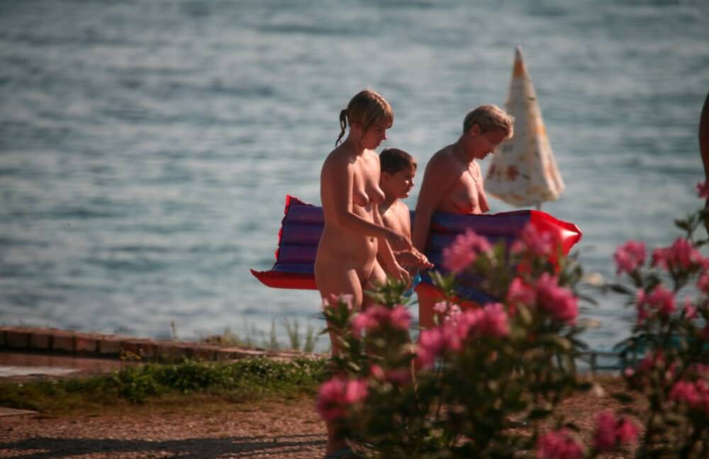 Dusk Til Dawn Showering phoros - Naturism teaches respect for ones body and its beauty