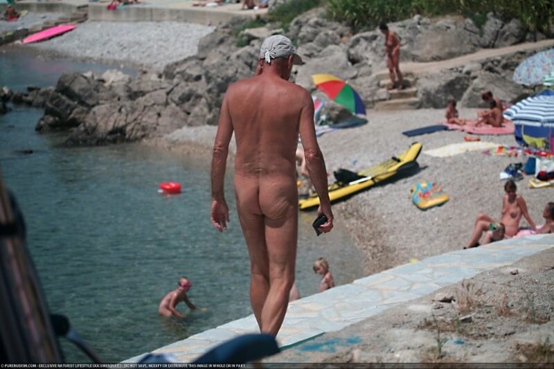 Nudist Shore Walking pics - Sincerity is the foundation of the nudist lifestyle