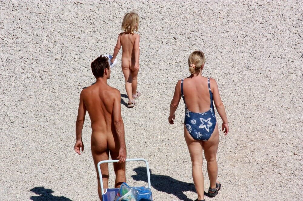 Beach Voyage Nudism Life pics - Nudism helps to overcome shyness and insecurities