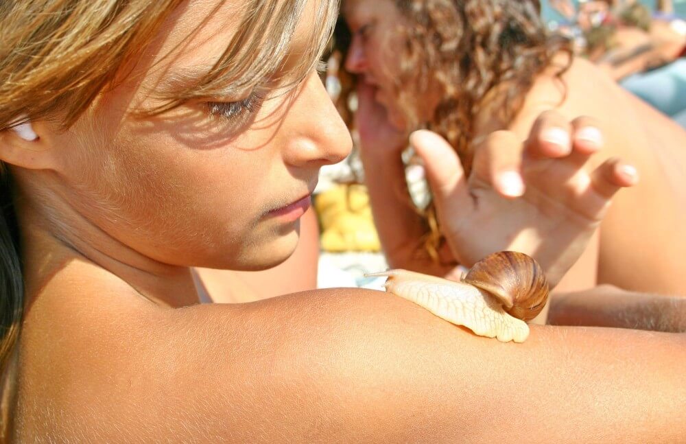 Ulitka Play On the Beach pics - Nudism helps strengthen friendships