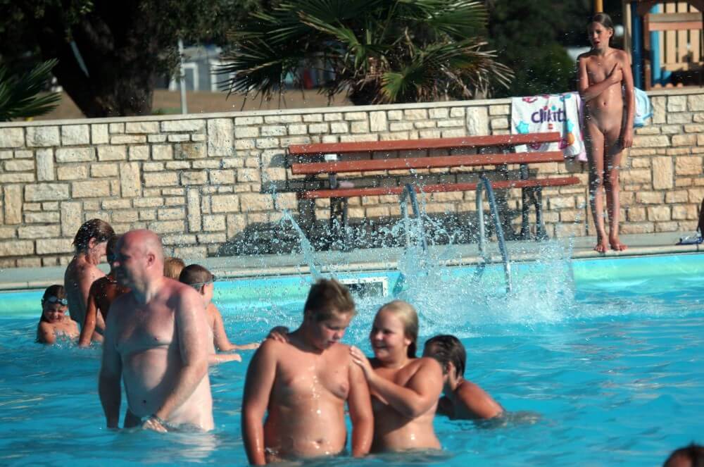 Naturist Pool Girls Profile pics - Poor naked people and rich naked people in one place