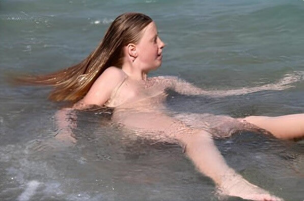 Turqoise Water Splash pics - Completely naked people on planet Earth
