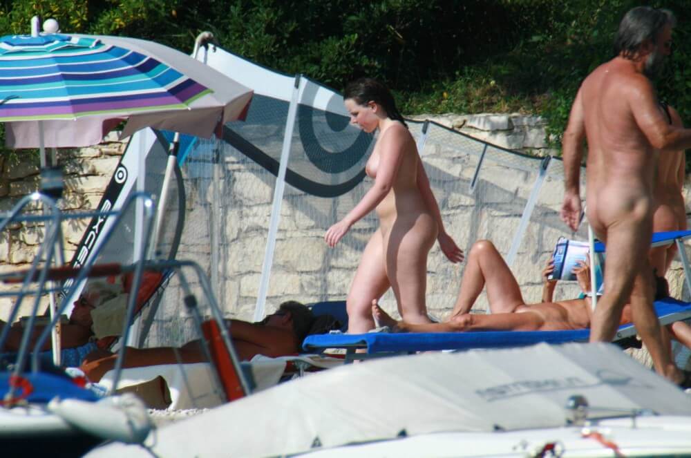 Girl Daytime Bath - Most nudists are motivated solely by a sense of comfort