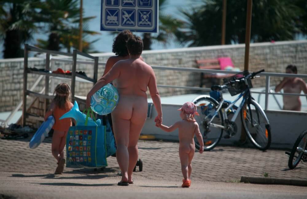 Pool Outskirt Nude Guests pics - Growing up on a nudist beach
