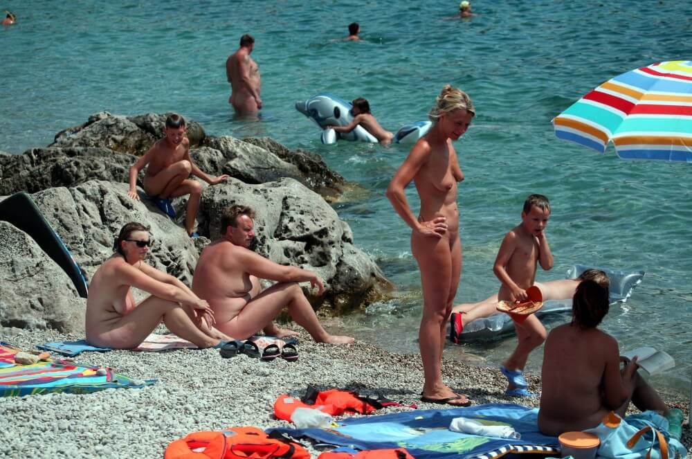 Rock Side Family Camping pics - Naturism helps overcome fears and insecurities