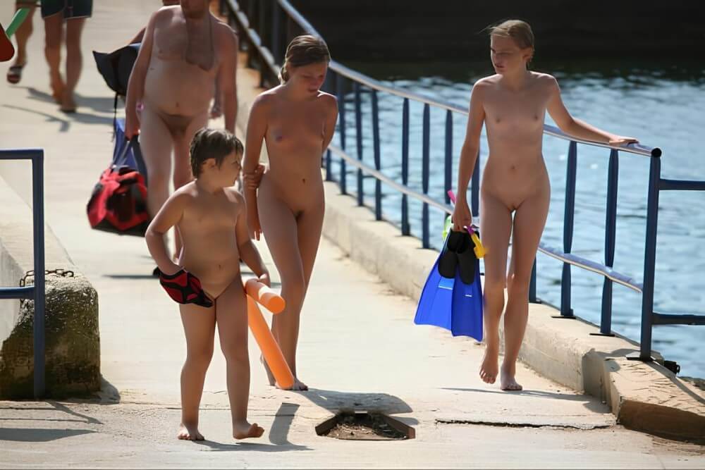 Naturism photo gallery # 11 - Naturalness requires openness
