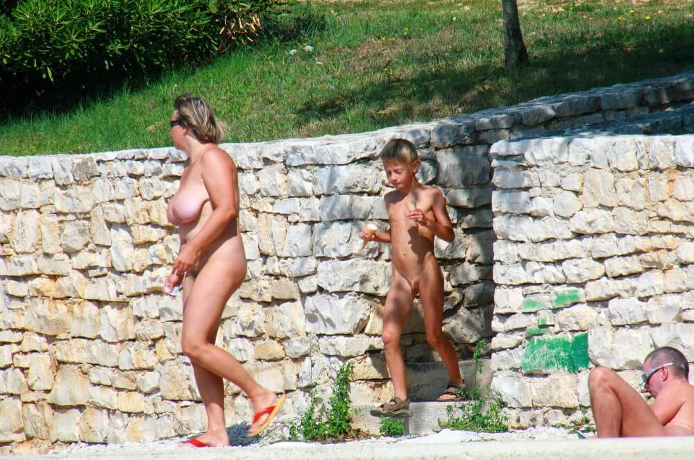 Ula FKK Wall-Side Families pics - Nudism is rooted in human nature
