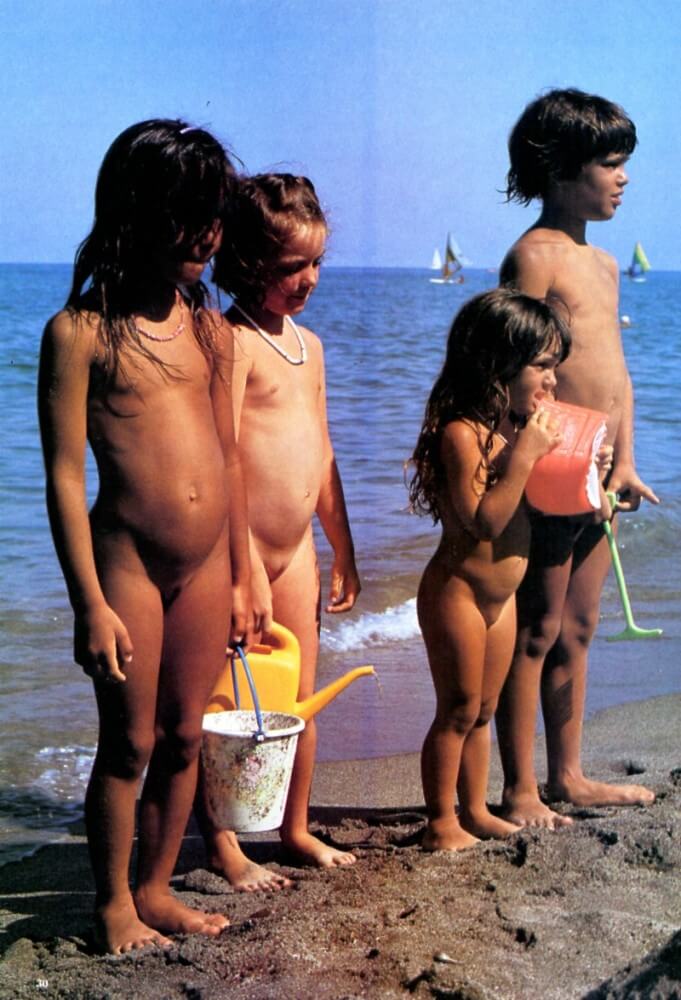 Jung und Frei Nr 6 - People who practice nudism also believe that everyone is equal, regardless of circumstances