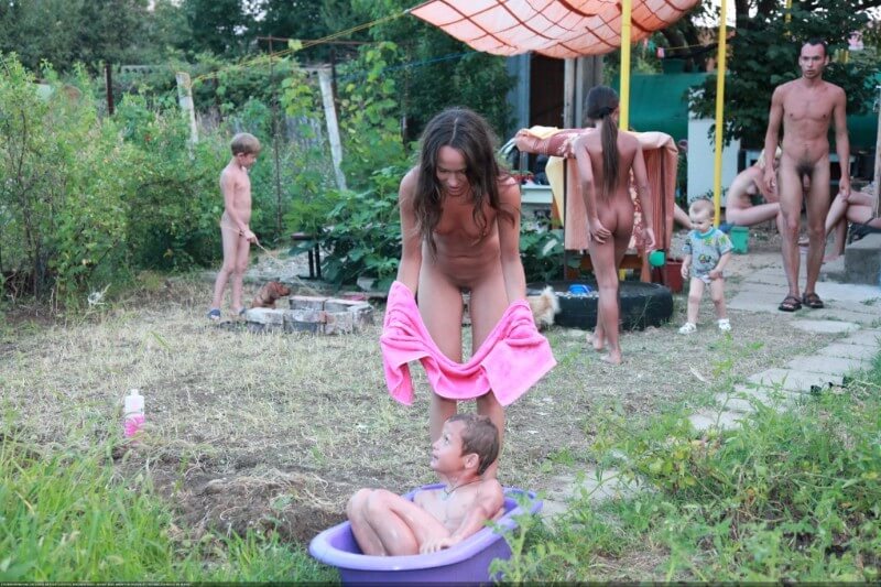 Green barrel of fun-grassy fields of gold photos - The Lifestyle of Naturism Supporters