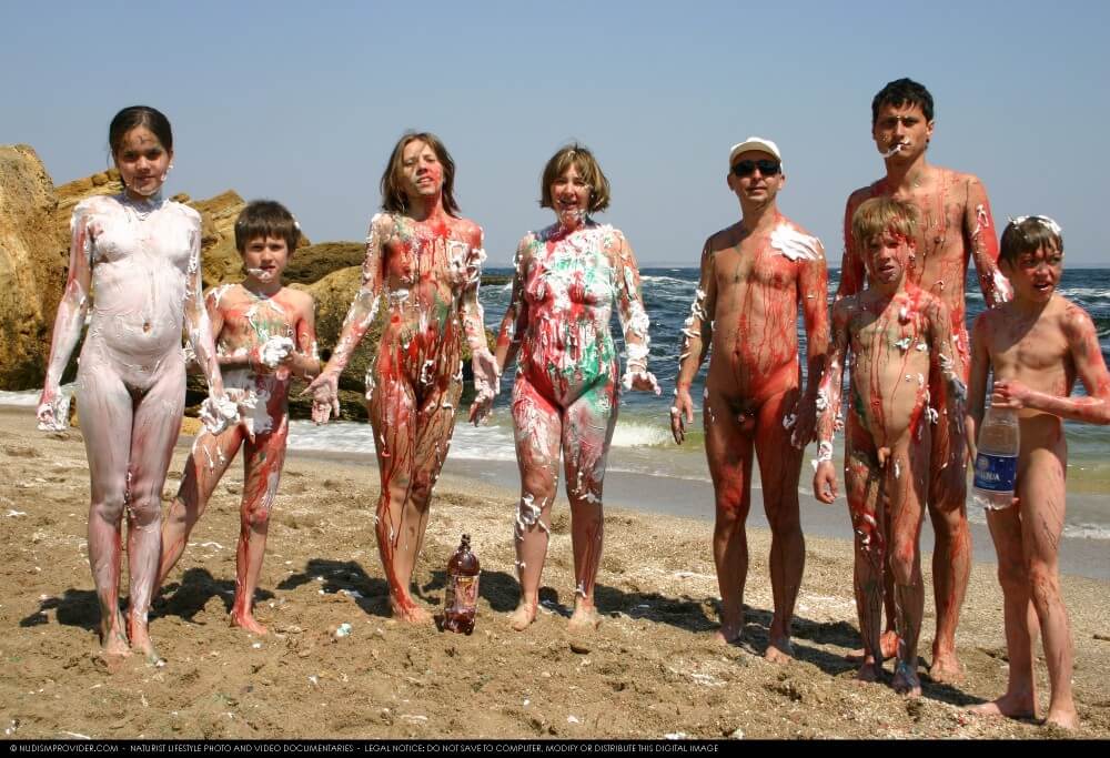 Naturism photo gallery # 58 - Spontaneous Nudism Thrives