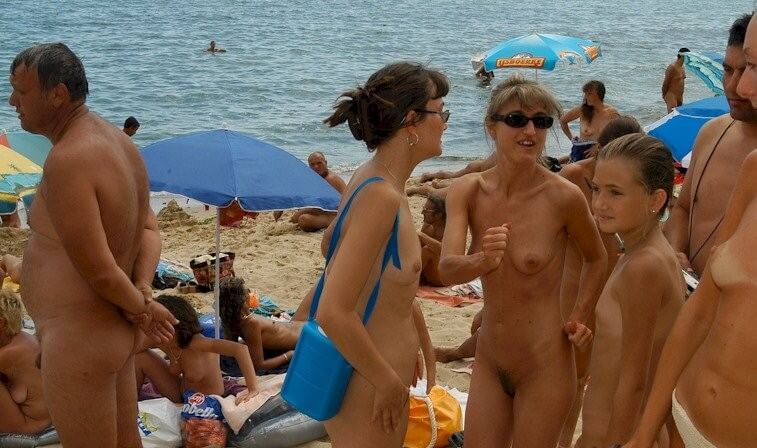 Documentary video naturism 1999 - Naturists love nature and the environment