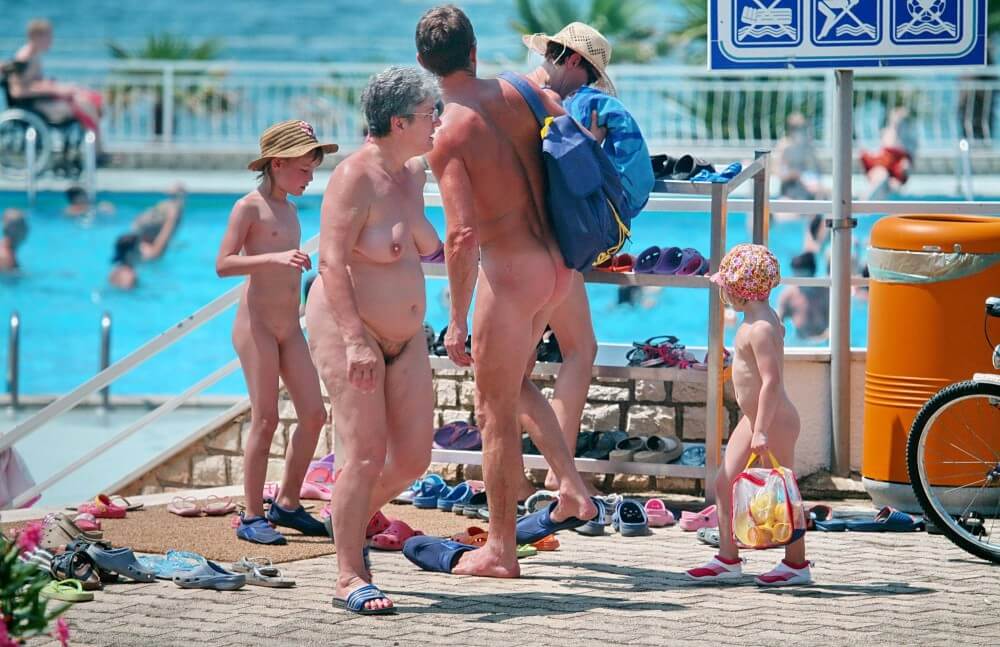 Family Poolside Grouping pics - Human nature in its original form