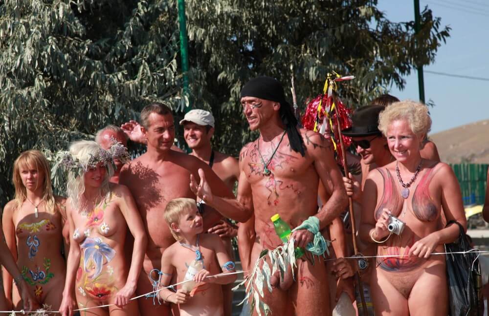 Naturist Day From Behind pics - Nudism is normal and fun