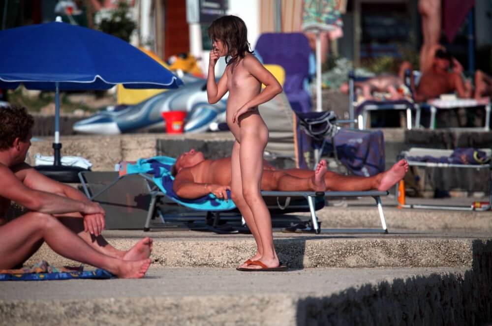 Girl Walk to Nudist Shower pics - Sincerity is the foundation of the nudist lifestyle