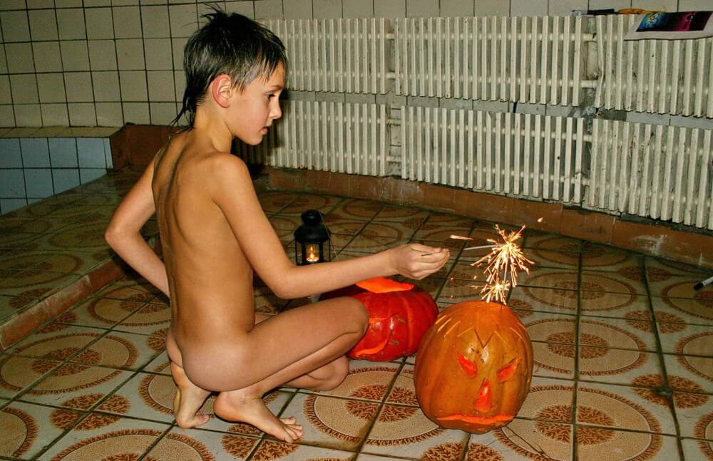 Naturism photo gallery # 20 - This practice of going nude was embraced by the highest ranks of the aristocracy