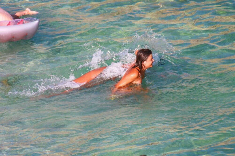 Ula FKK Teen Shore Run pics - Naturism teaches you to accept yourself and others