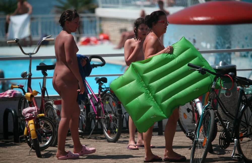Outdoor Pool Sideliners pics - Nudism is based on sincerity