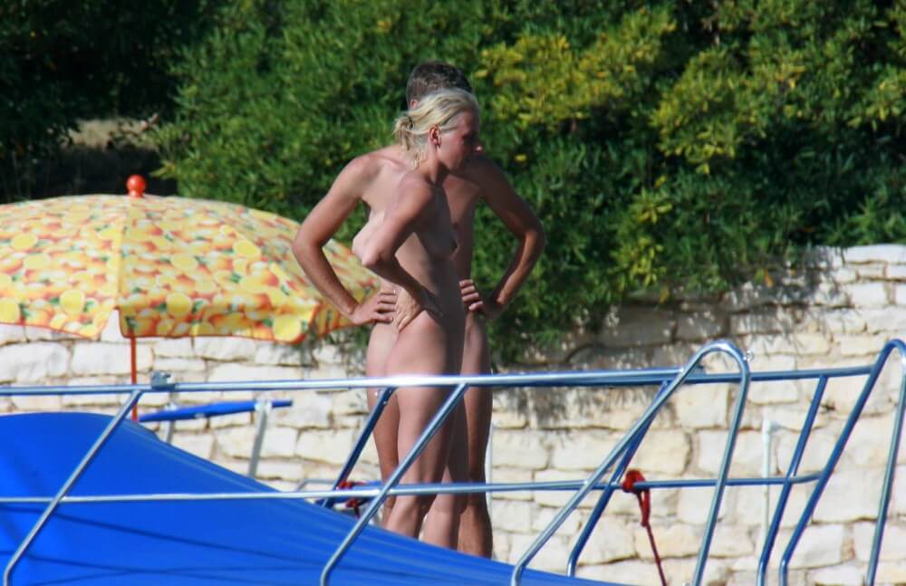 Casual Beachside Strolling pics - Nudity as an expression of natural beauty