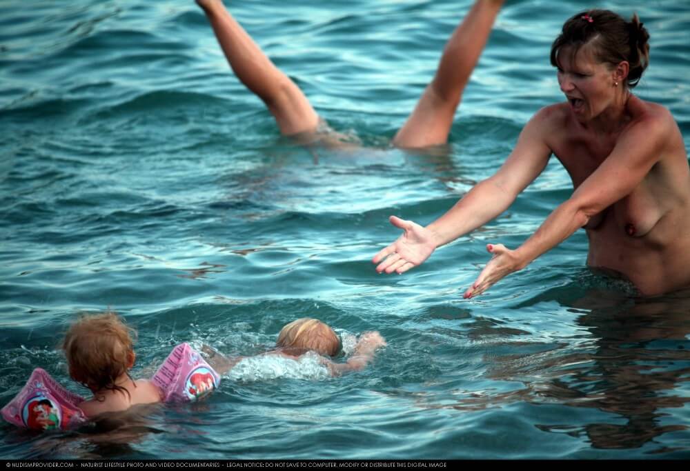 Water Locations Photo Set 6 - A person without clothes is closer to the wild